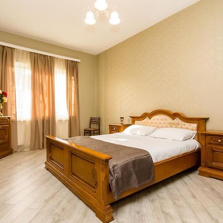 Rustaveli Two Bedroom Apartment With 5 Star Location Tbiliszi Kültér fotó