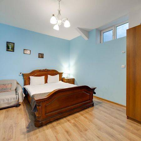 Rustaveli Two Bedroom Apartment With 5 Star Location Tbiliszi Kültér fotó