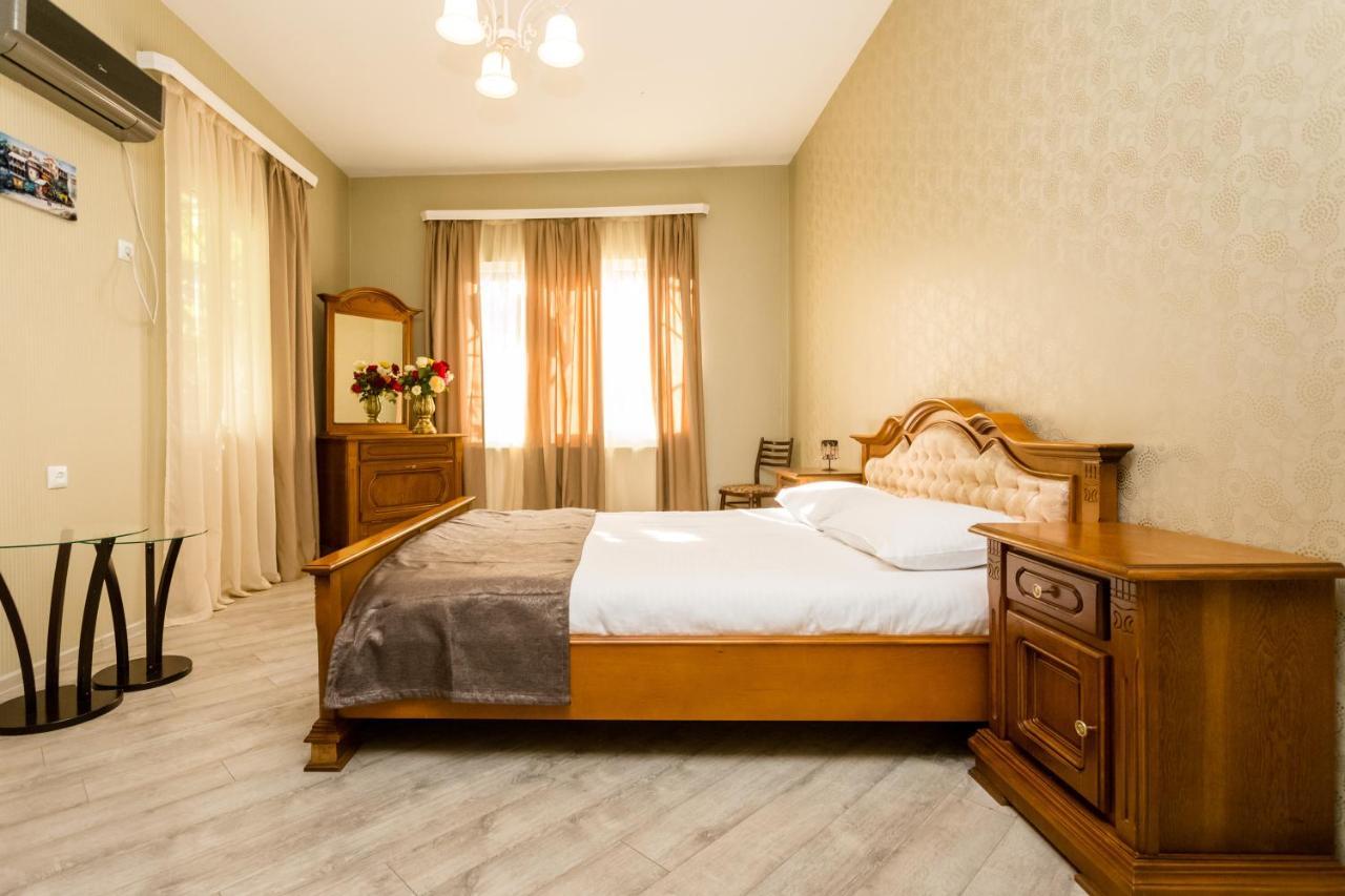 Rustaveli Two Bedroom Apartment With 5 Star Location Tbiliszi Kültér fotó