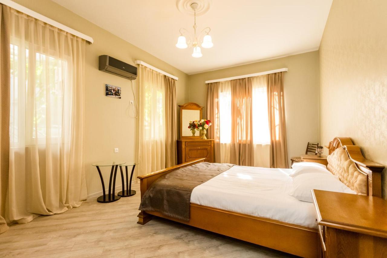 Rustaveli Two Bedroom Apartment With 5 Star Location Tbiliszi Kültér fotó