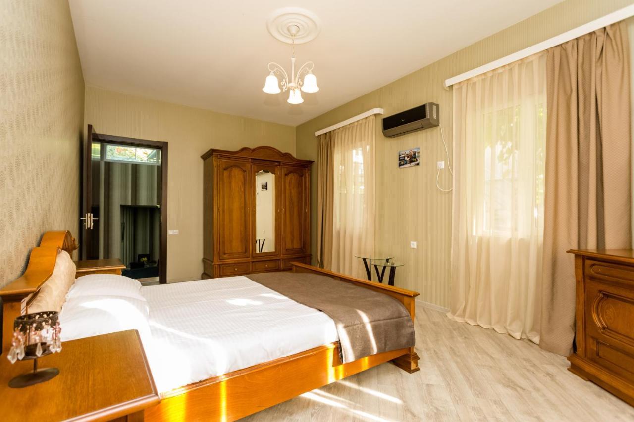 Rustaveli Two Bedroom Apartment With 5 Star Location Tbiliszi Kültér fotó