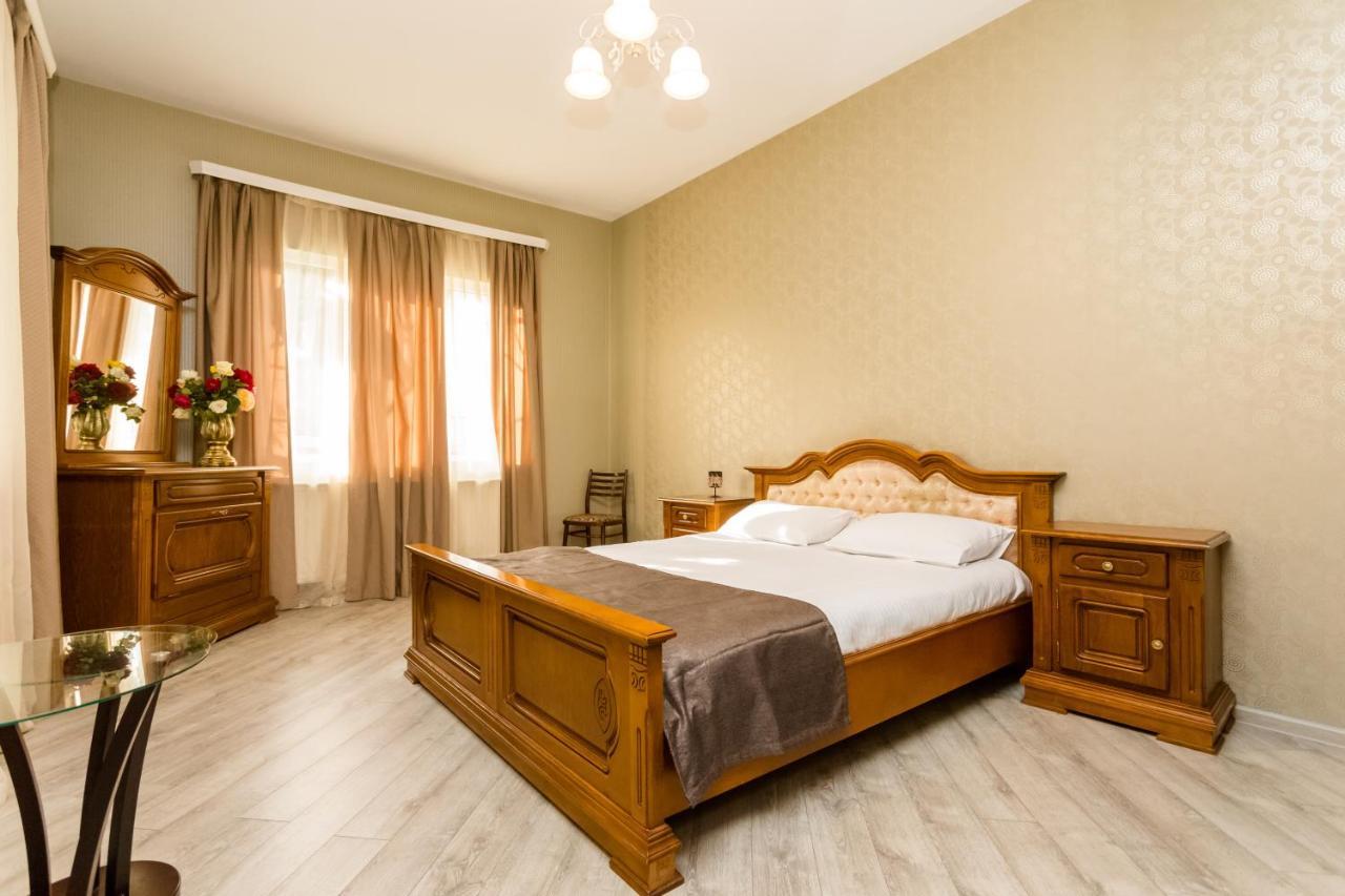 Rustaveli Two Bedroom Apartment With 5 Star Location Tbiliszi Kültér fotó