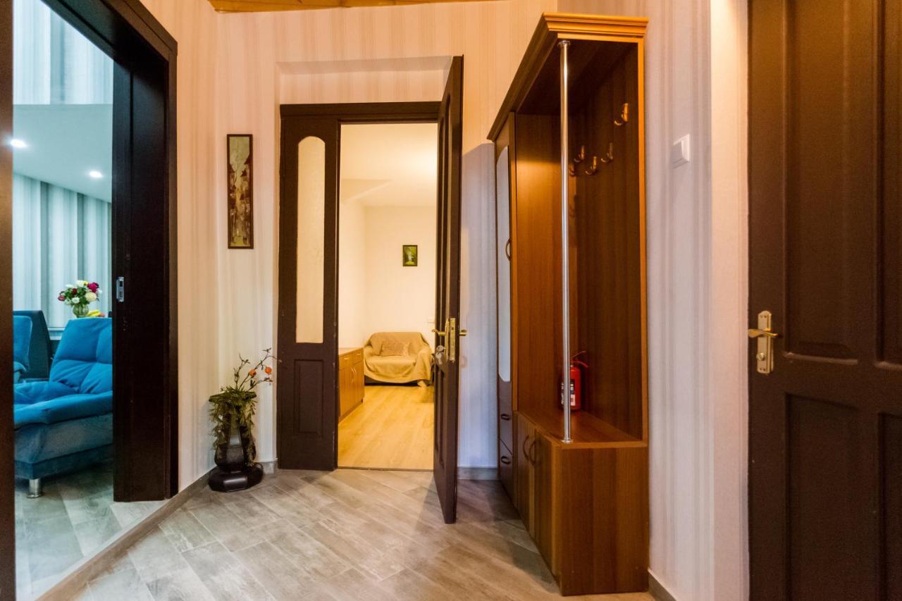 Rustaveli Two Bedroom Apartment With 5 Star Location Tbiliszi Kültér fotó