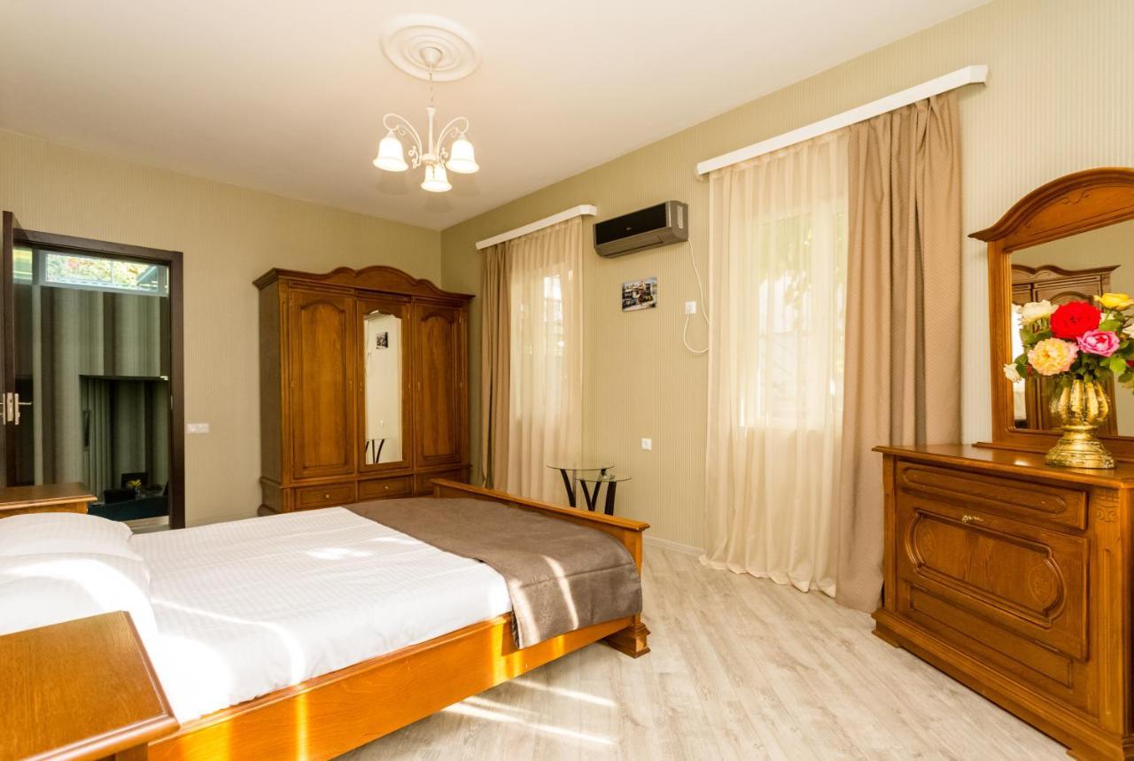 Rustaveli Two Bedroom Apartment With 5 Star Location Tbiliszi Kültér fotó