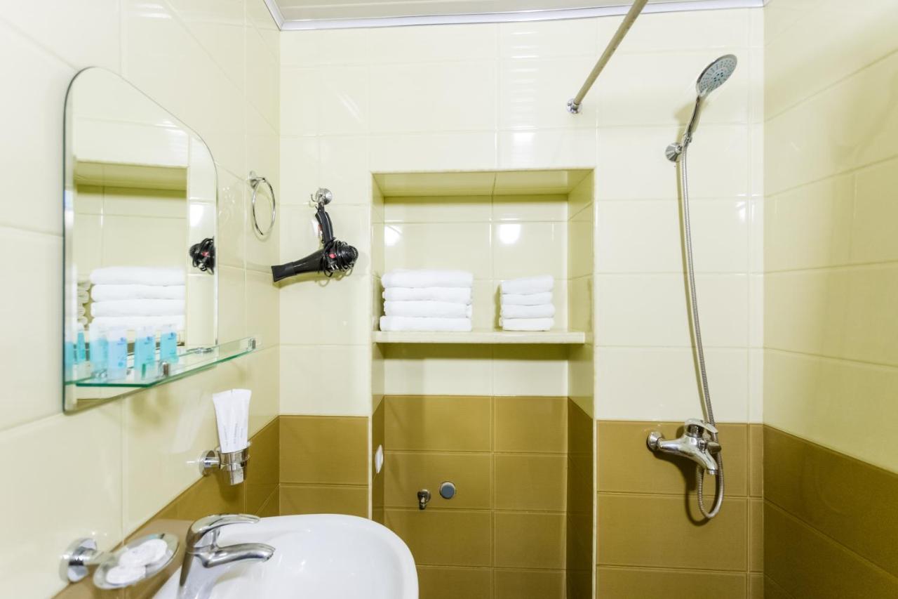 Rustaveli Two Bedroom Apartment With 5 Star Location Tbiliszi Kültér fotó