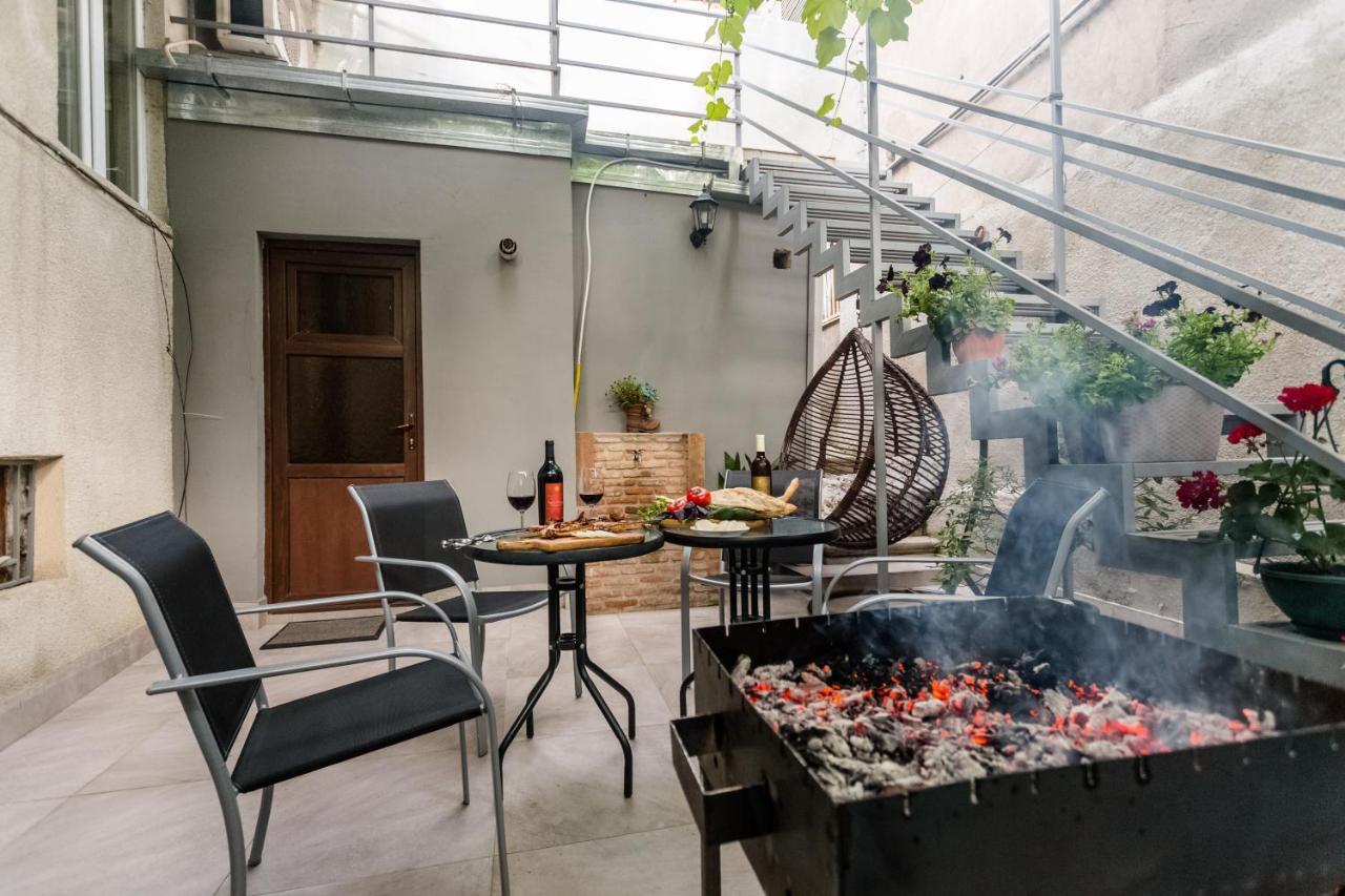 Rustaveli Two Bedroom Apartment With 5 Star Location Tbiliszi Kültér fotó