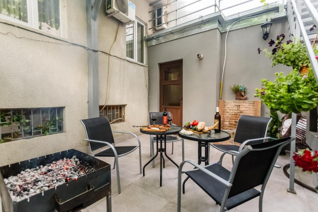 Rustaveli Two Bedroom Apartment With 5 Star Location Tbiliszi Kültér fotó