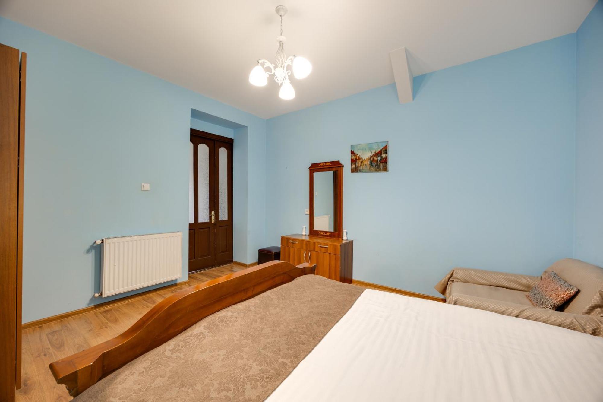 Rustaveli Two Bedroom Apartment With 5 Star Location Tbiliszi Kültér fotó