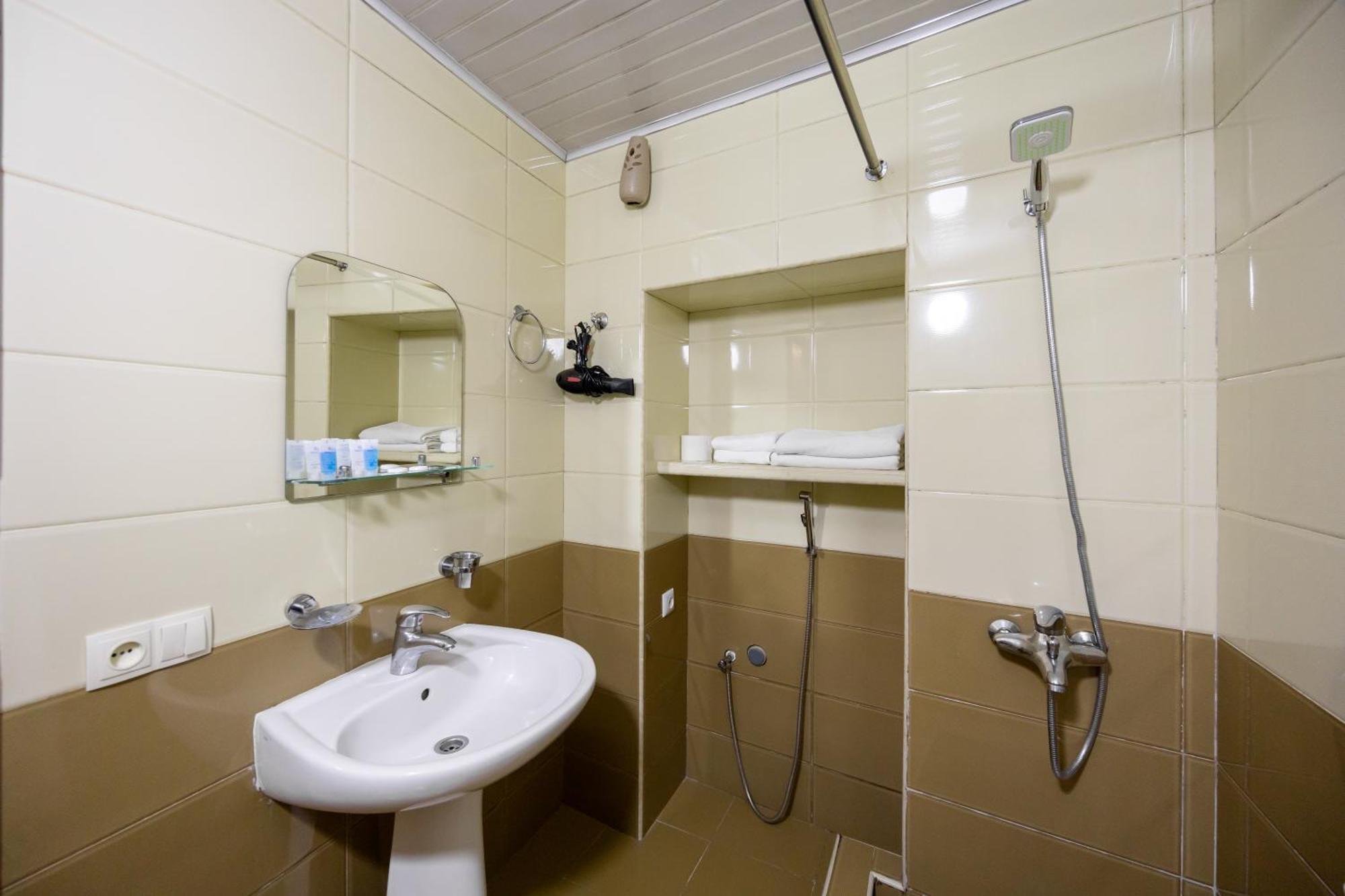 Rustaveli Two Bedroom Apartment With 5 Star Location Tbiliszi Kültér fotó